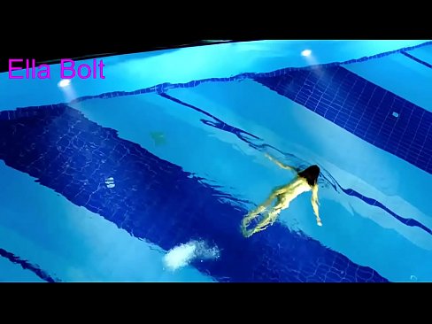 ❤️ Non podo deixar de mirar, unha moza loira que é sorprendida nadando espida na piscina do resort ELLA BOLT Porno en nós ❌❤