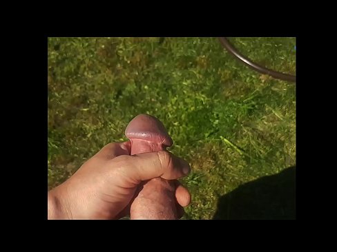 ❤️ A guapa quente recibe o seu coño rosa fodido e corre cun chorro nun xardín de verán Porno en nós ❌❤