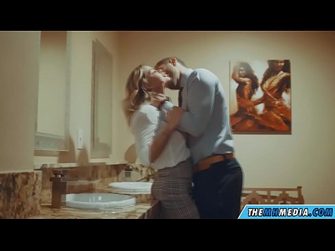 ❤️ Cando unha loura tetona seduce nun baño público Porno en nós ❌❤